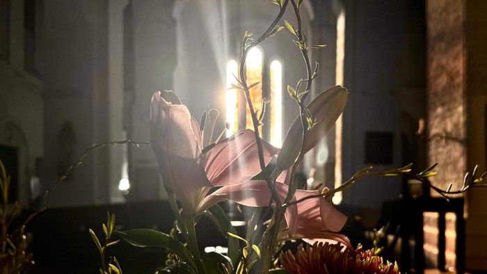 Blumenstrauß im Kirchenlicht