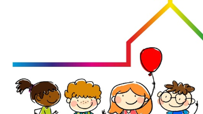 Vier Kinder vor buntem Haus mit Ballon