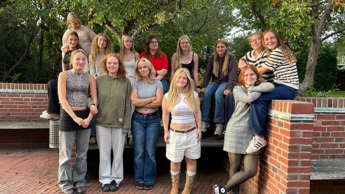 Gruppebillede af Hundige-Kildebrønde Sogns Pigekor udenfor en septemberdag