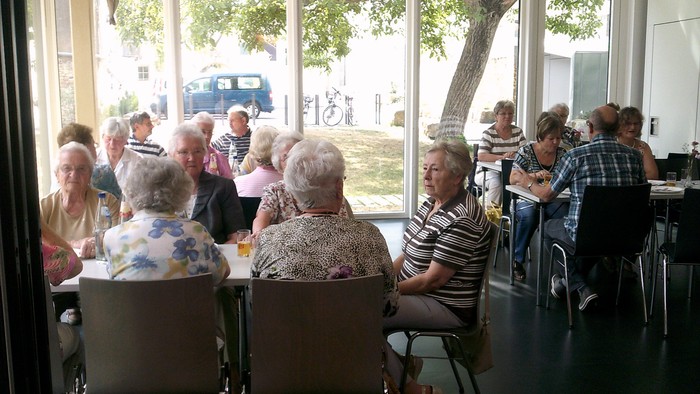 Seniorengruppe trifft sich in einem Café