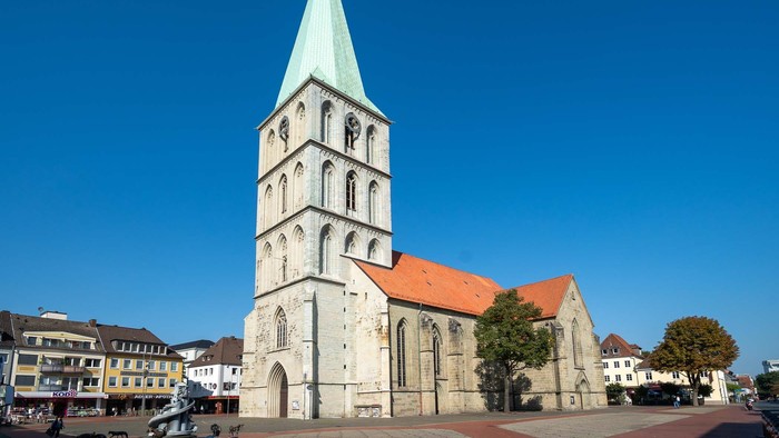 Große Kirche mit hohem Kirchturm am Marktplatz.