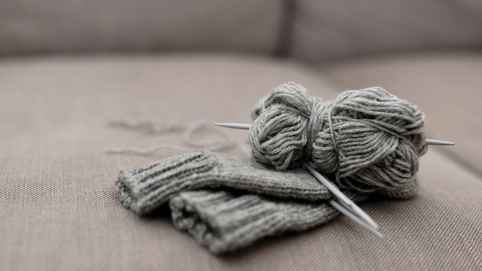 En sort-hvid billede af en stråkebob og en del af en stråketrøje på en sofahylle.