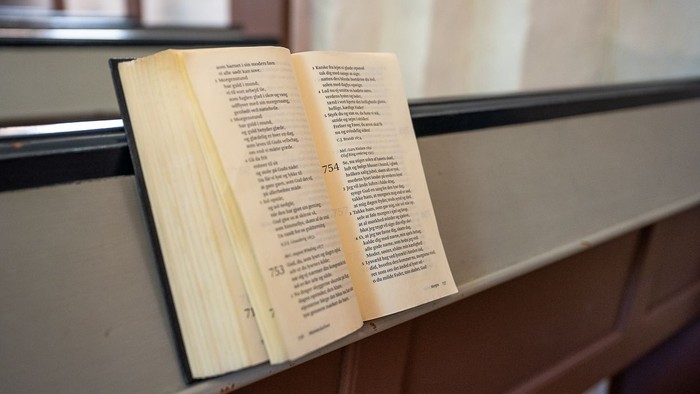 En åben bog ligger på en køkkenbord.