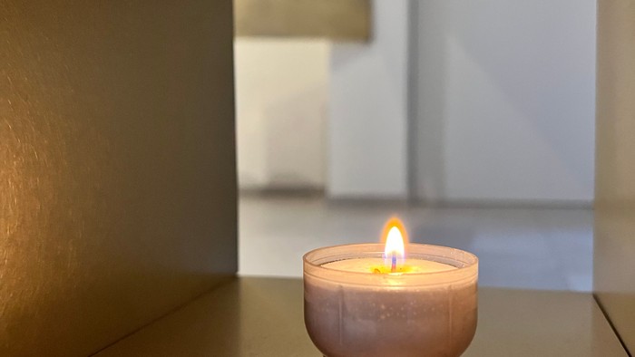 Kleine Kerze auf Tisch in hellem Raum