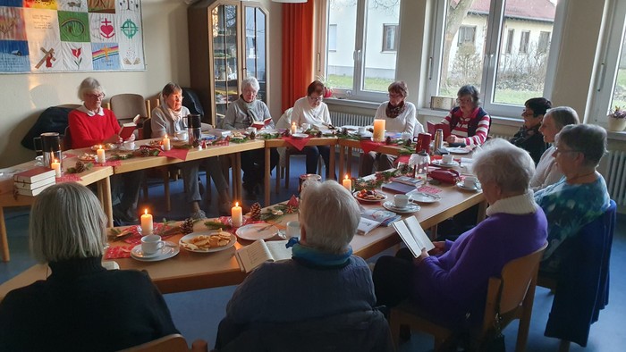 Gruppe von Menschen, die in einem Restaurant zu Abend essen.