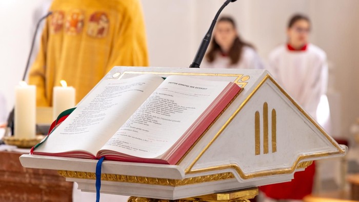 Offizielle religiöse Zeremonie mit offenem Buch und Geistlichen