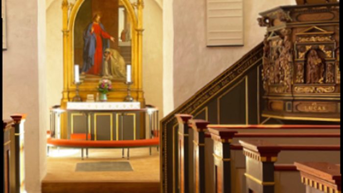 Kirkeinteriør med træbænke og religiøse dekorationer