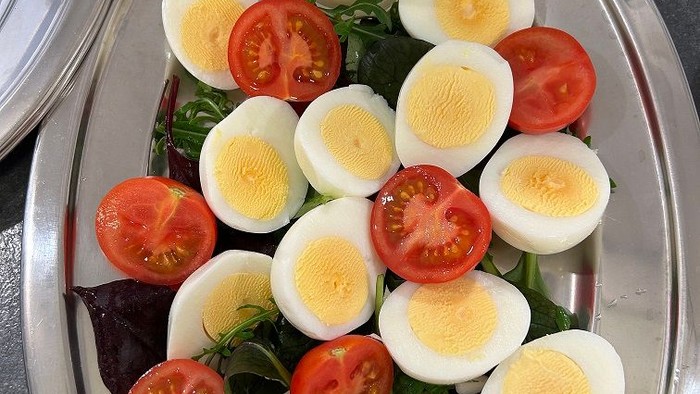 Fad med æg og tomat