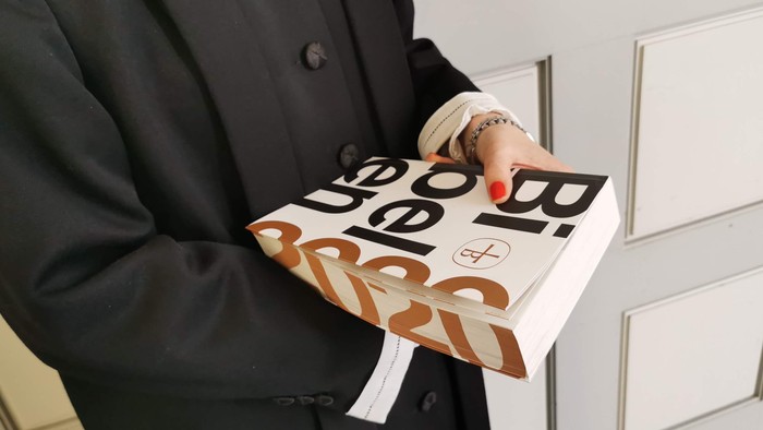 En person holder en pizza-pakke fra Pizza Hut.