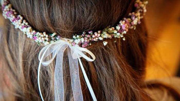 Konfirmandin mit Blumenkranz im Haar