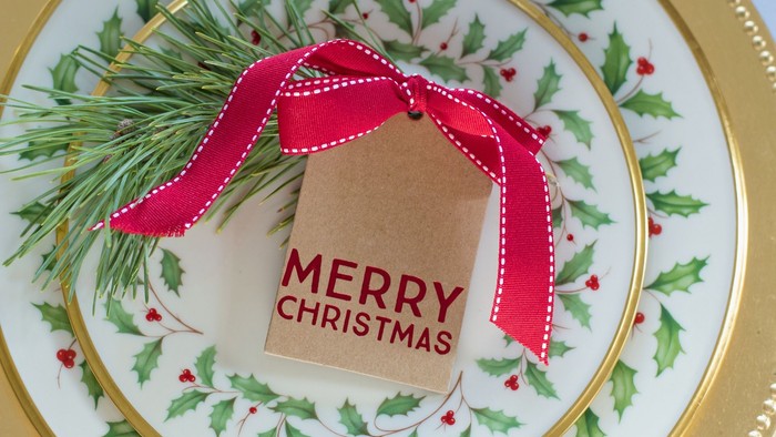 En juledekoreret told med en lille pap-kort med