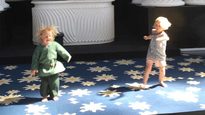 To børn danser til børnesang i Skt. Lukas Kirke