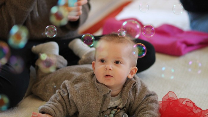 Børn spiller med boblene på gulvet