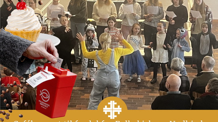 En cafékoncert til fordel for Folkekirkens Nødhjælp med optrædende og en donationsbøsse.