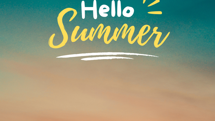 Sonnenuntergang mit dem Text *„Hello Summer“*