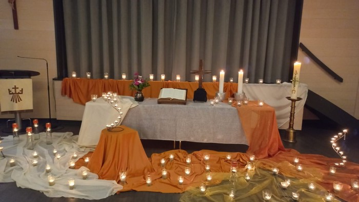 Gottesdienst mit Kerzen und Dekoration in Kirche