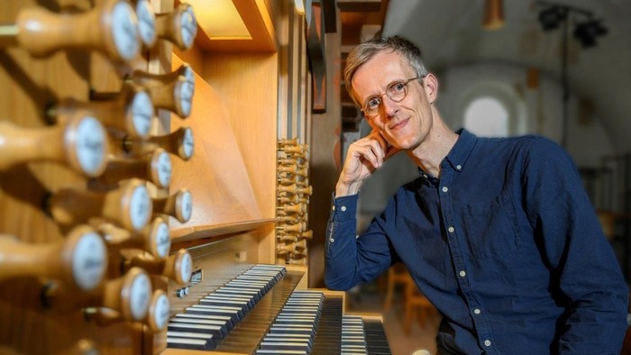 Jörg Walter an der Orgel