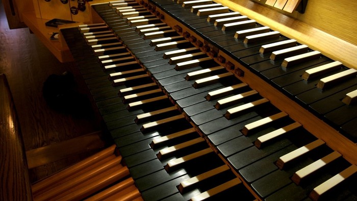 Drei Manuale einer Orgel mit schwarzen Tasten