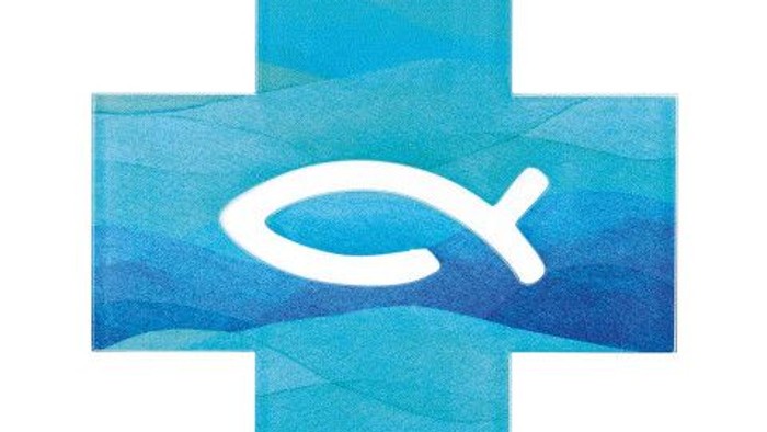 Ein stilisiertes Kreuz mit einem Fischsymbol und einem abstrakten Hintergrund aus blauen Wasserwellen.