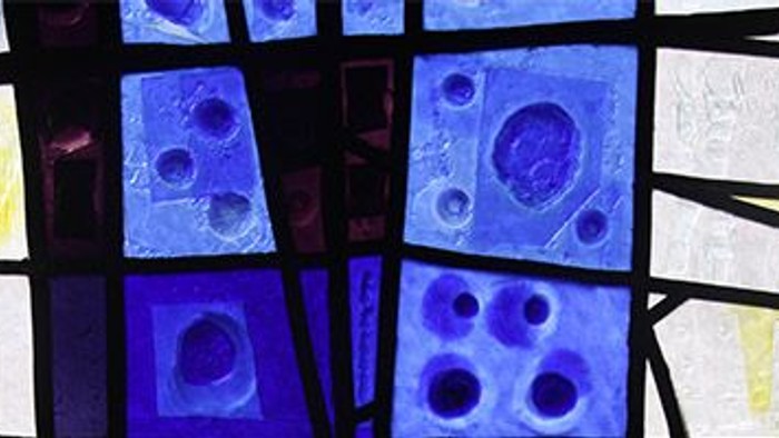 Farbenfrohes Mosaik aus blauen und gelben Glasfenstern