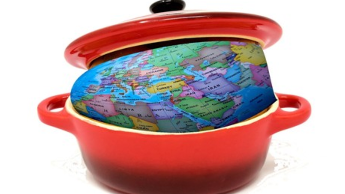 Ein roter Topf mit einem Globus darin.