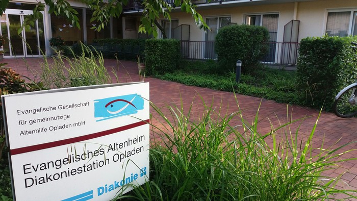 Das Schild informiert über eine evangelische Gemeinschaft und eine Diakonieeinrichtung.