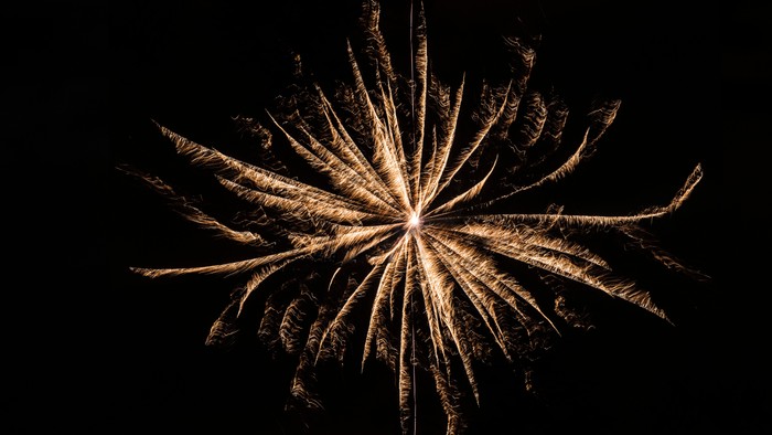 En fyrværkeriudbrud i mørket