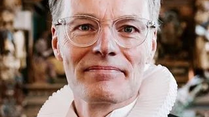 Kvinde med briller og hvid krave.