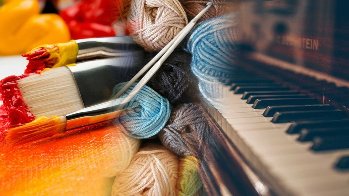 Billede af malergrej, garnnøgler og klaver.