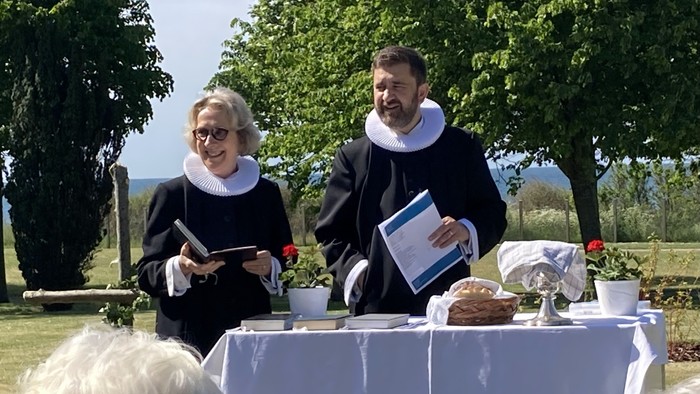 To vedligehold en festlig tablett, mens de er omgivet af træer og græs.