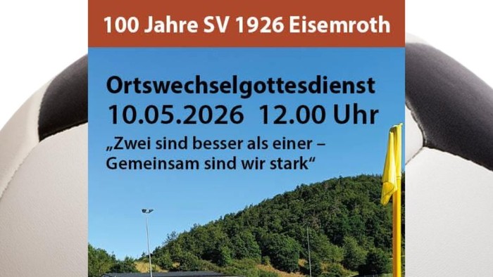 Flyer mit Information über Gottesdienst. Hintergrund: Blick auf Fußballfeld