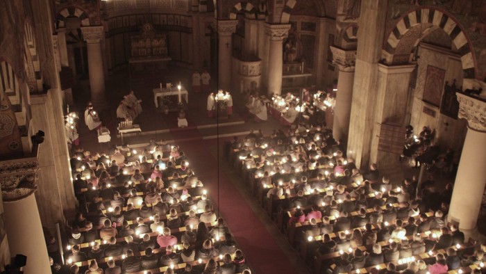 Viele brennende Kerzen in einer großen Kirche