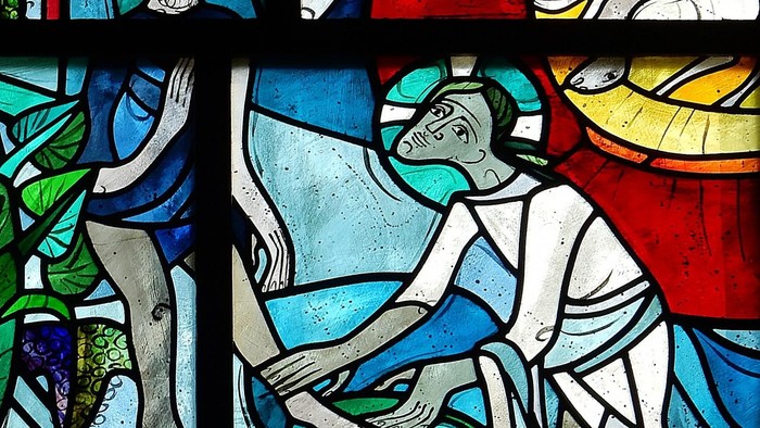 Das Glasfenster zeigt eine biblische Szene mit Jesus und einem anderen Mann.