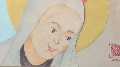 Buntes handgezeichnetes Porträt einer lächelnden Figur in einer Kapuzenrobe mit einem QR-Code-Scan-Hinweis.