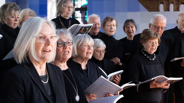 Ein gemischter Chor singt in einer Kirche