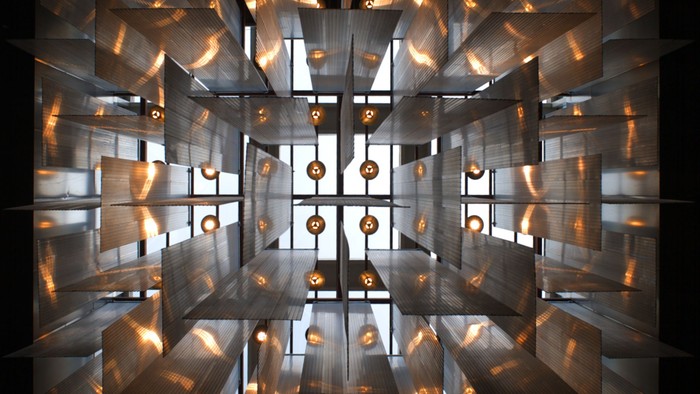 Kompleks geometrisk lysinstallation med mange lyskilder.