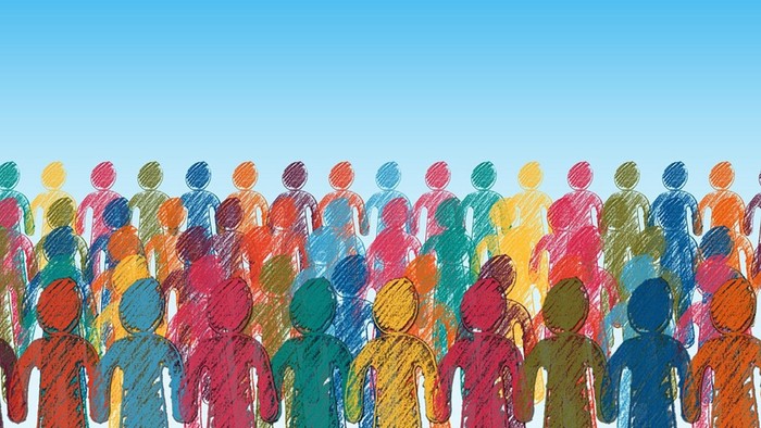 Viele bunte Menschen stehen unter einem klaren blauen Himmel.