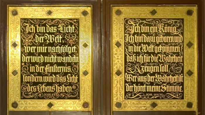 Zwei aufwendig gestaltete goldgerahmte Tafeln mit deutschen Inschriften