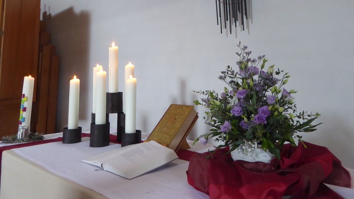 Altar Lehnheim mit Kerzen, Blumen und Kreuz