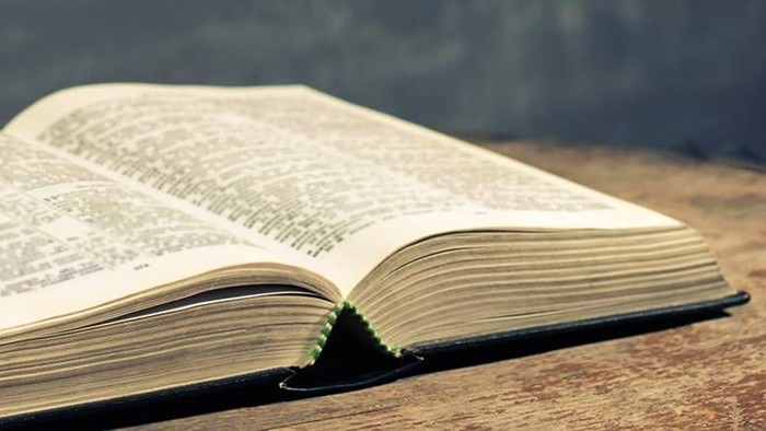 Offenes Buch auf Holzoberfläche