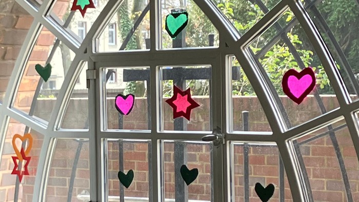 Buntes Fenster mit Herz- und Stern-Aufklebern