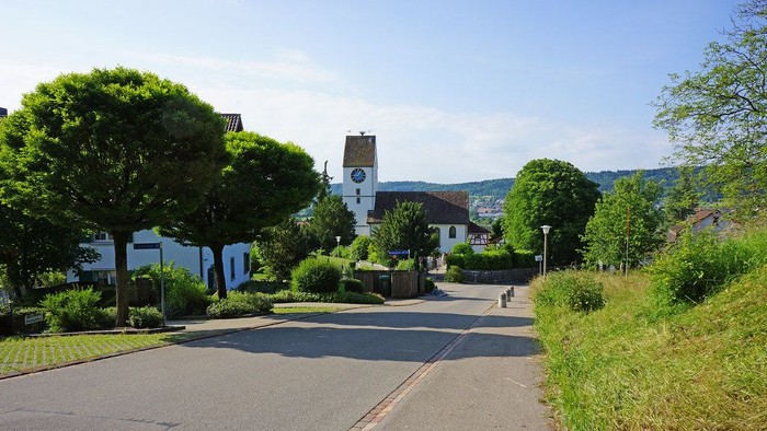 Ein ruhiger Wohnbereich mit Kirche und Bäumen