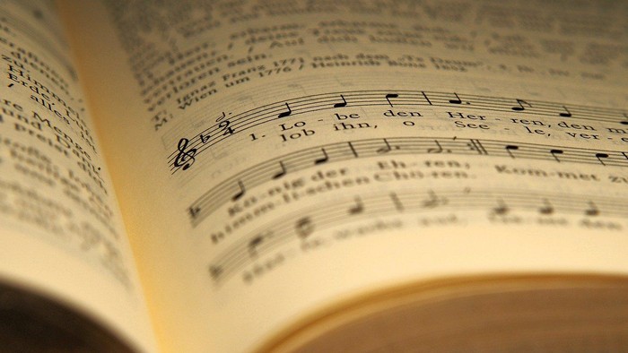 Offenes Buch mit Noten und Text