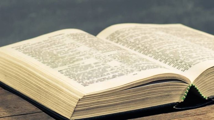 Offenes Buch auf Holzoberfläche