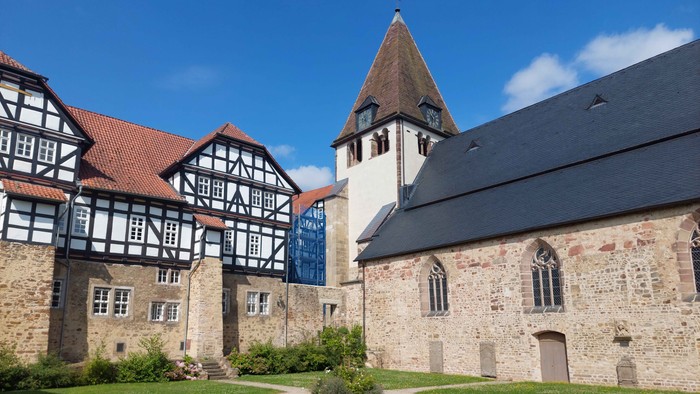 Historische Gebäude mit traditioneller deutscher Architektur und einem gepflegten Rasen.