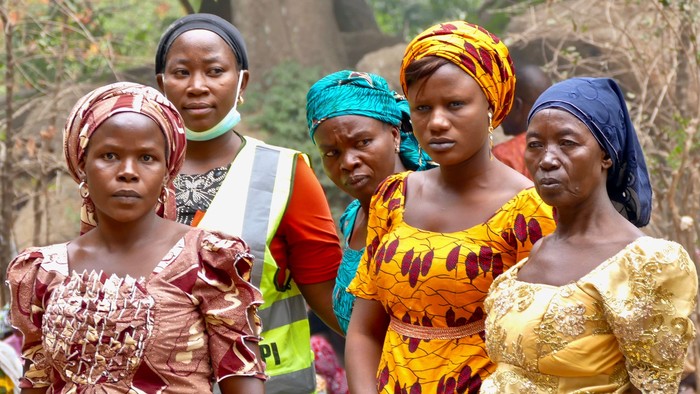 Nigerianische Frauen in bunter Kleidung