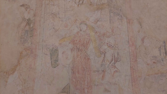 Antikes Fresko mit religiösen Figuren in lebendiger, verwitterter Wandmalerei.