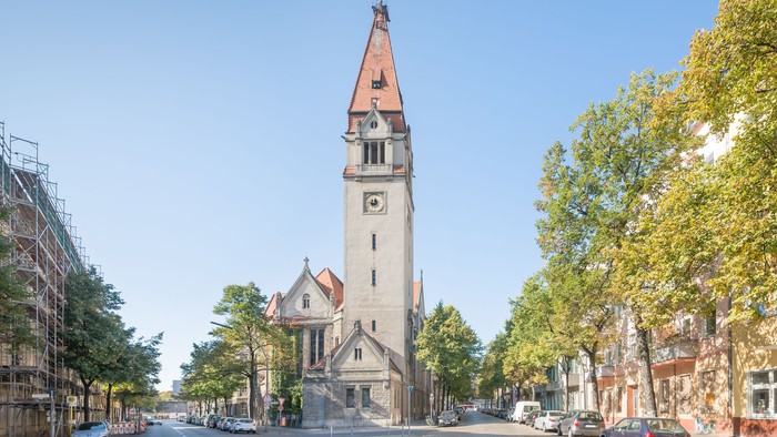 Außenansicht Philipp-Melanchthon-Kirche im Sommer