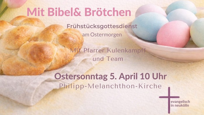 Ostersonntag-Einladung mit Bibel, Brot und verzierten Eiern für ein Kirchenfrühstück.