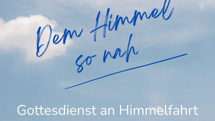 Plakat für eine Kirchenveranstaltung mit blauem Himmelhintergrund und deutschem Text.